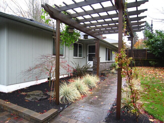 Building Photo - 915 Kumler St SE
