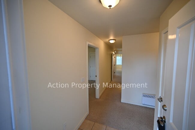 Building Photo - 2 bed, 2 bath, 1 car garage in a 4-plex, in Sequim