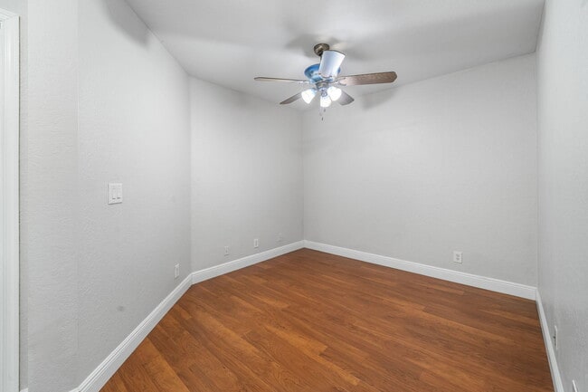 Building Photo - 3047 Waddell Ave