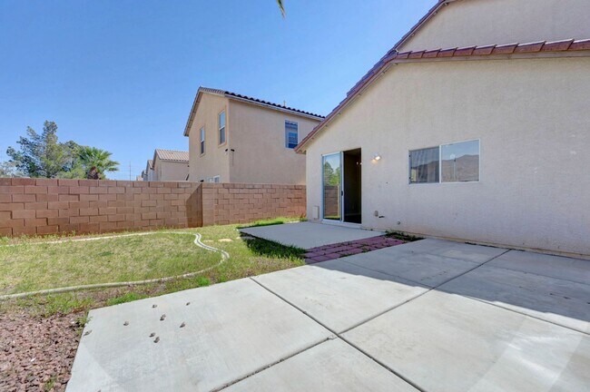Building Photo - Adorable 2 story in the Northwest! Fresh paint and new carpet!