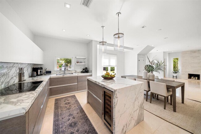 Building Photo - 775 W 49th St