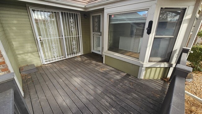 Building Photo - Spacious Townhome with Finished Basement i...