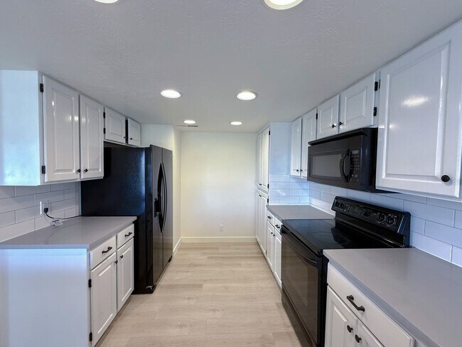 Building Photo - 300 W 2025 S