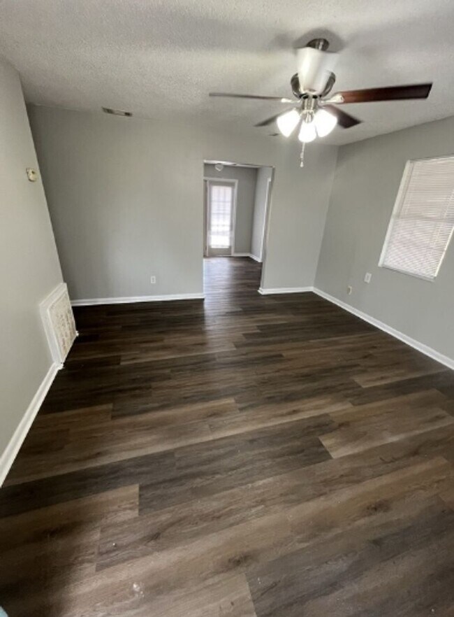 Building Photo - 3 Bed/1 Bath Home
