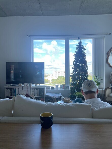 Building Photo - 10 SW South River Dr