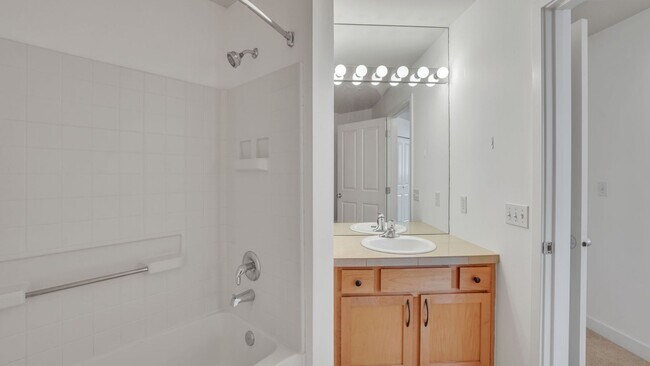 Building Photo - 2bd/1.75ba Bellevue Condo