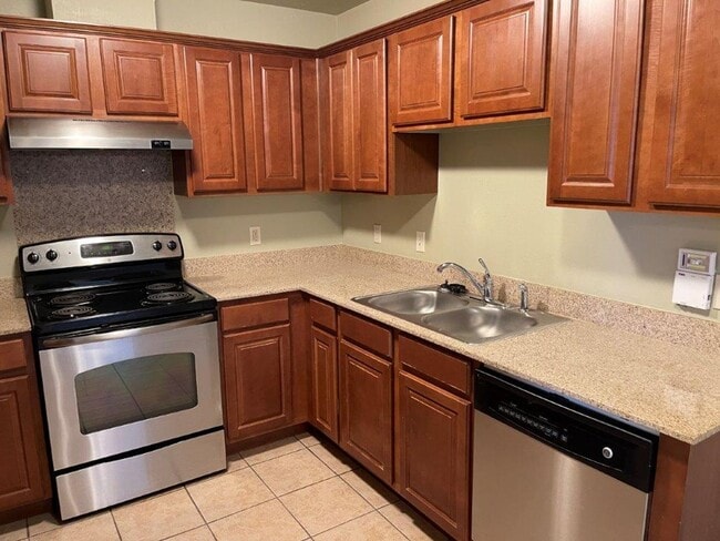Building Photo - 2 bed Senior Living with All appliances an...