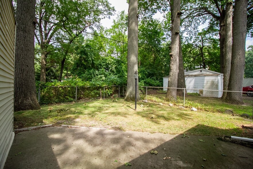 Building Photo - 2424 Lambert Dr