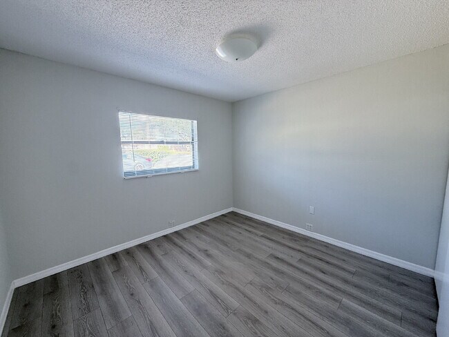 Building Photo - 2-Bedroom / 1 Bathroom