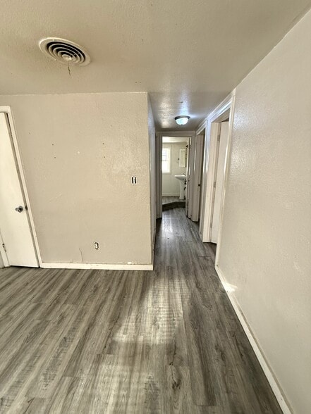 Building Photo - 1524 N Summit Ave