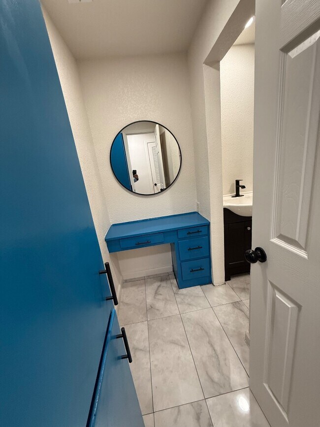 Building Photo - 4200 Gram Ln