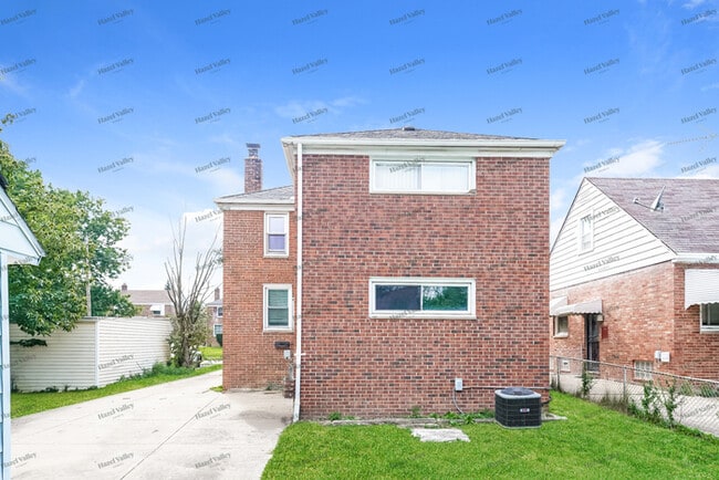 Building Photo - 5565 Beechwood Ave
