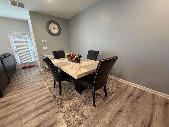 Building Photo - 7565 Knoll Hollow Rd