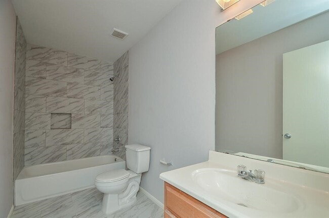 Building Photo - 12039 Madison Oak St