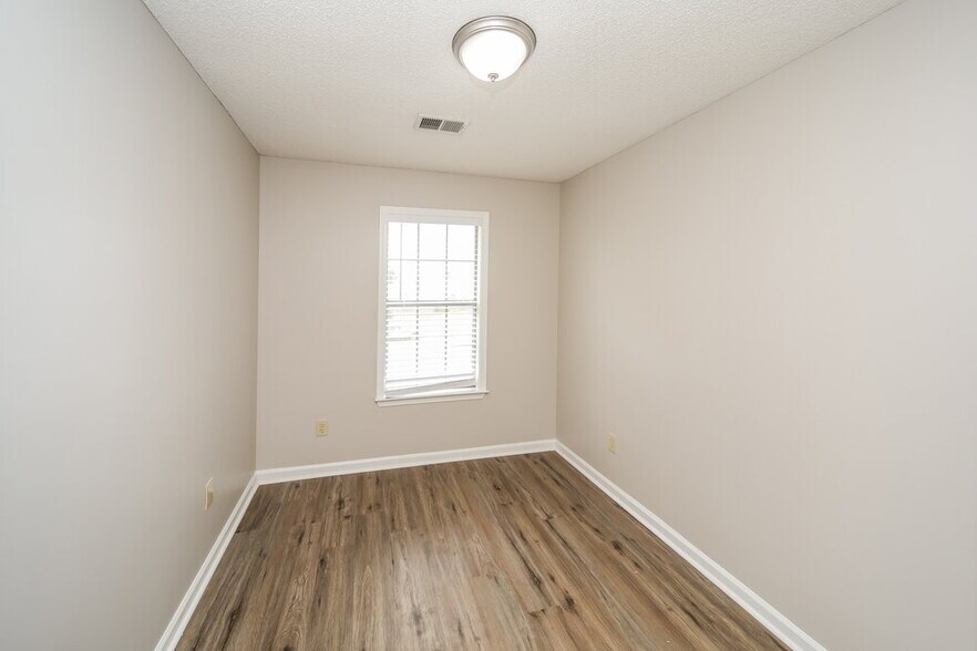 Building Photo - 4320 Whispering Bend Cove N