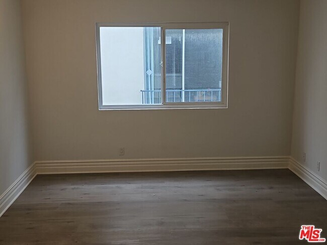 Building Photo - 827 2nd St