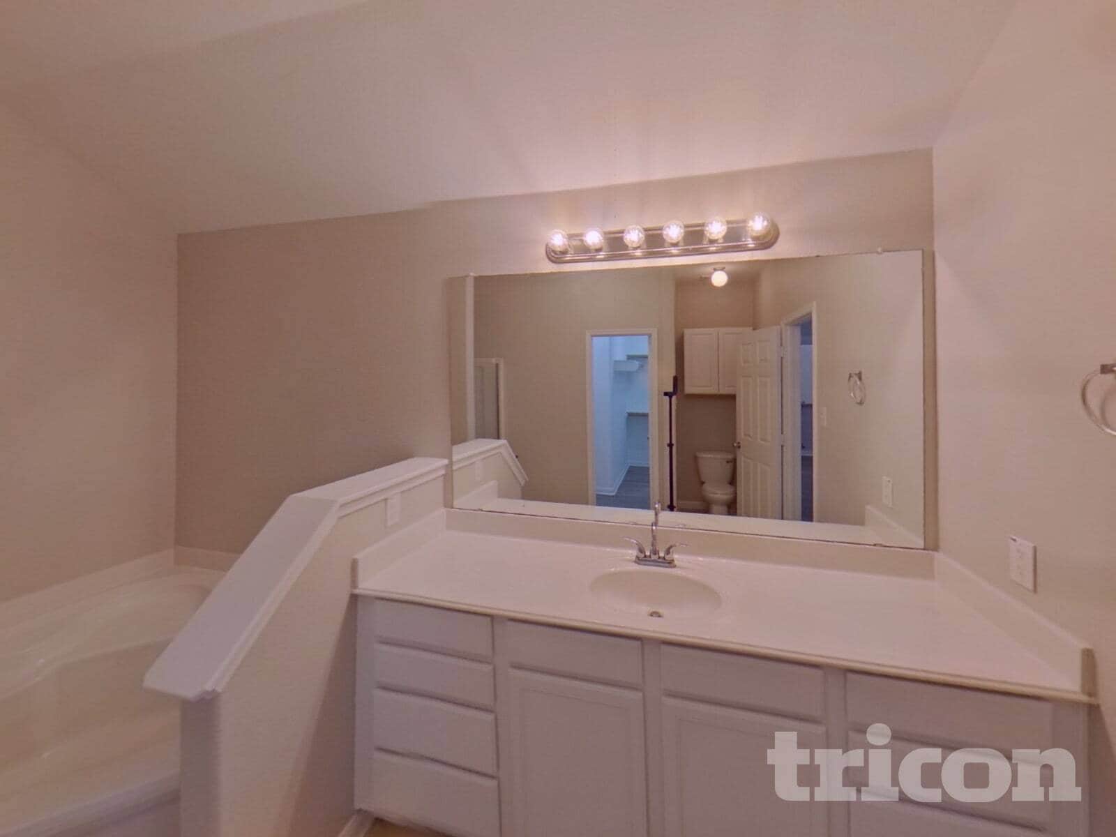 Building Photo - 825 Hawthorne Rd