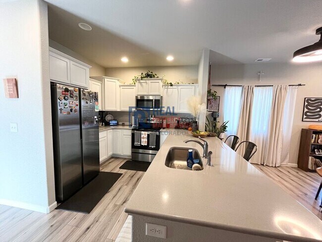 Building Photo - 942 Petra Heights
