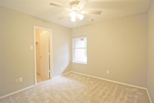 Building Photo - 6 Thicket Grove Pl