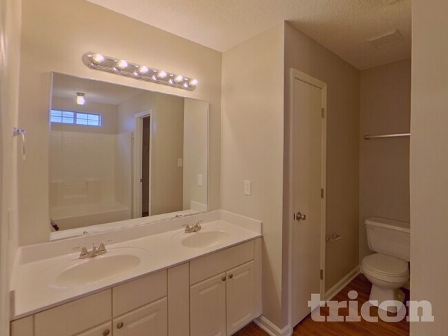 Building Photo - 8523 Lockerbie Ln