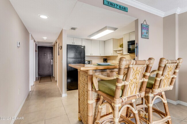 Building Photo - 935 N Halifax Ave