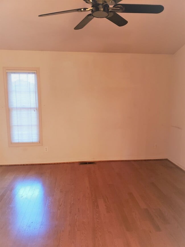 Building Photo - 4 bedroom 2 1/2 bath home in Sunset Oaks