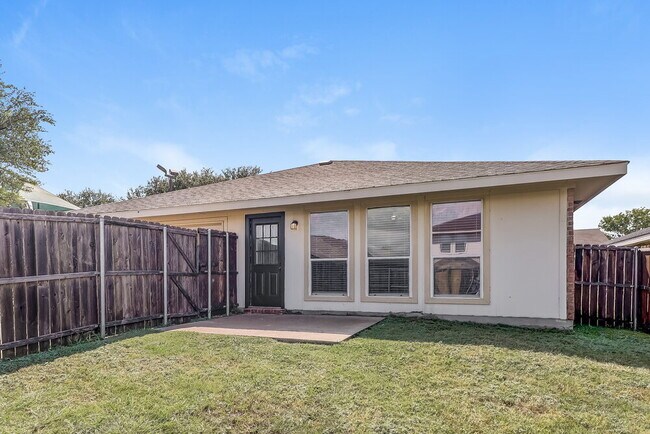 Building Photo - 720 Duke Dr