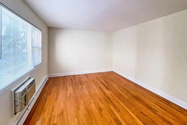 Building Photo - 1714 W Touhy Ave