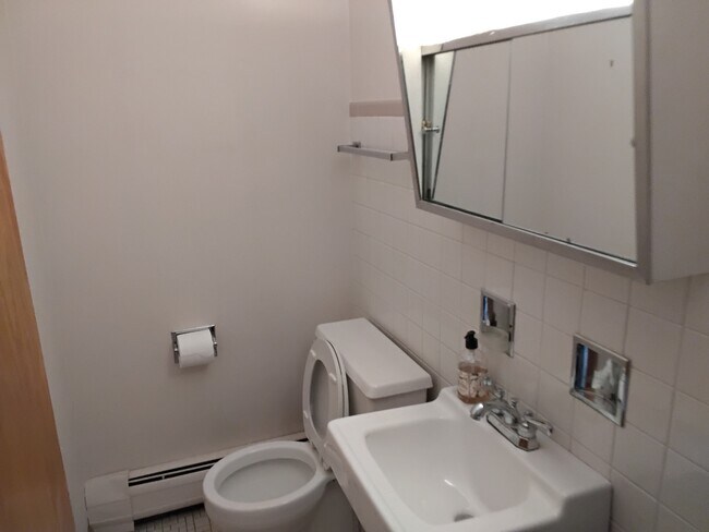 Building Photo - 2520 N Neva Ave