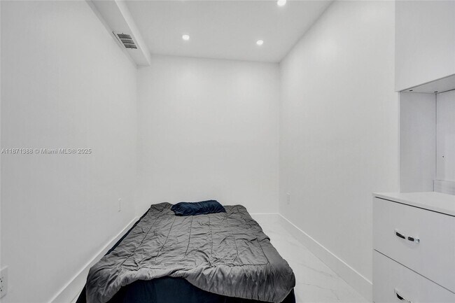 Building Photo - 1985 S Ocean Dr