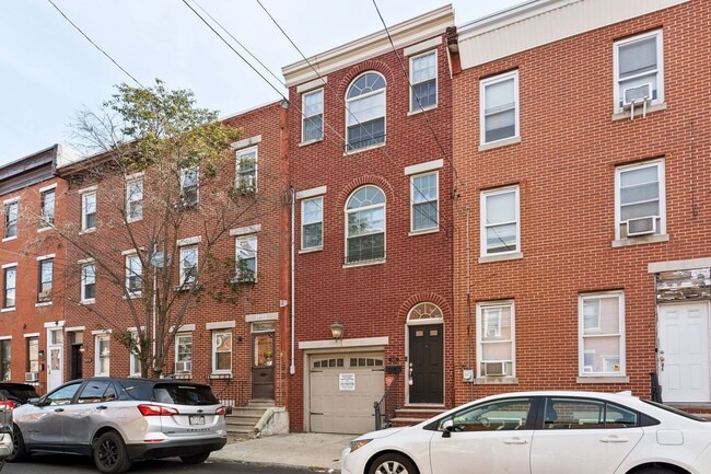 Building Photo - Beautiful 3 bedroom house with Private bac...