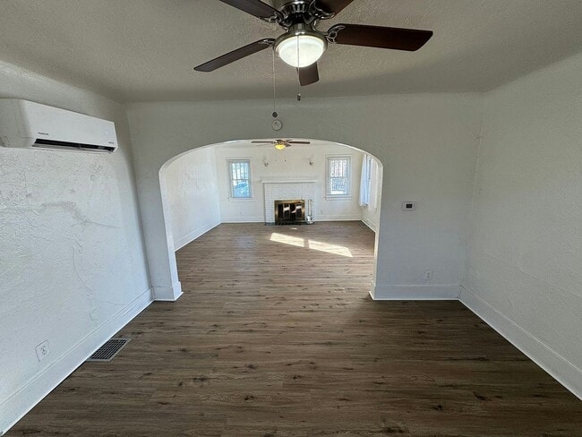 Building Photo - 715 W 6th St