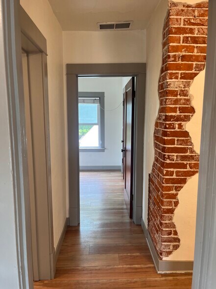 Building Photo - 7204 Elmwood Ave