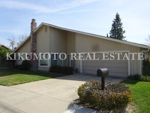 Building Photo - 2 bedroom, 2 bath, 2 car garage Half-plex in the Greenhaven area