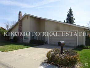 Building Photo - 2 bedroom, 2 bath, 2 car garage Half-plex ...