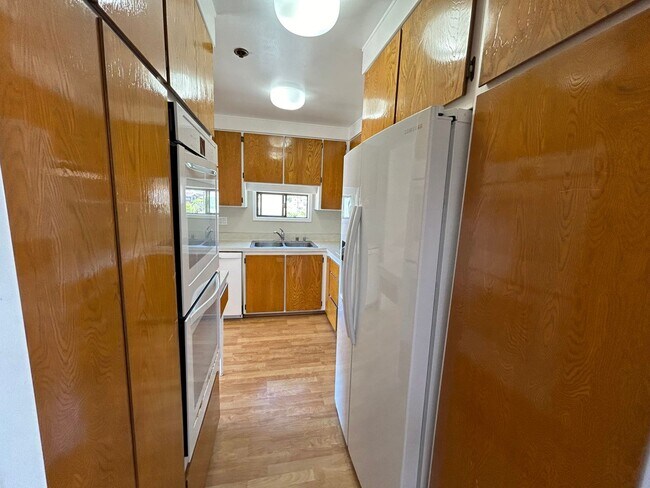 Building Photo - 2 Bed, 2 Bath Ocean View Condo in Highly D...