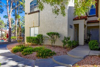 Building Photo - Beautifully Updated 2 Bed and 2 Bath Hende...