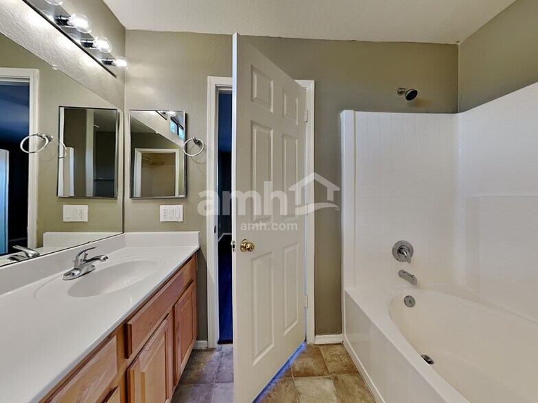 Building Photo - 14832 N 124th Ln