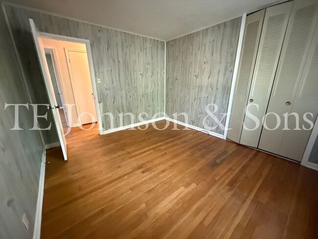 Building Photo - 3BR Home with Stainless Steel Appliances, Hardwood Floors & Carport