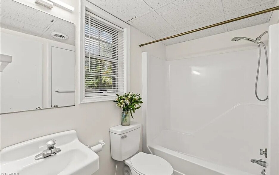 Building Photo - 372 S Cherry St