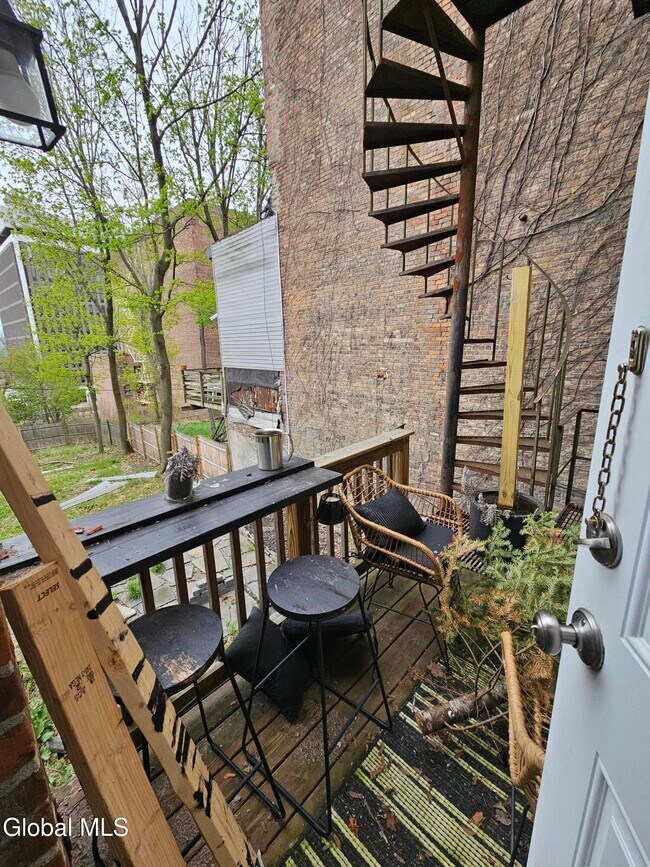Building Photo - 15 Ten Broeck St