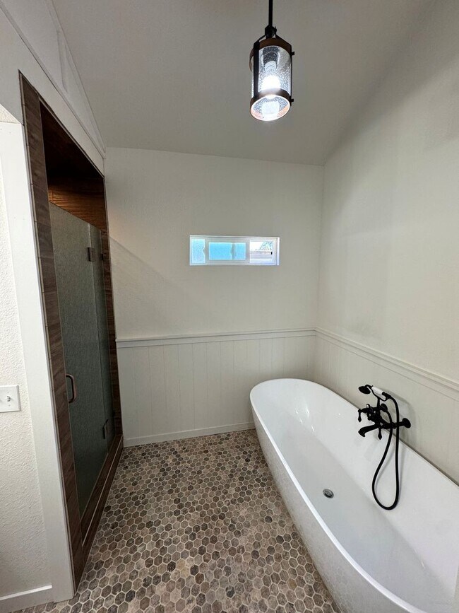 Building Photo - Charming Remodeled Cottage Home in Oak View