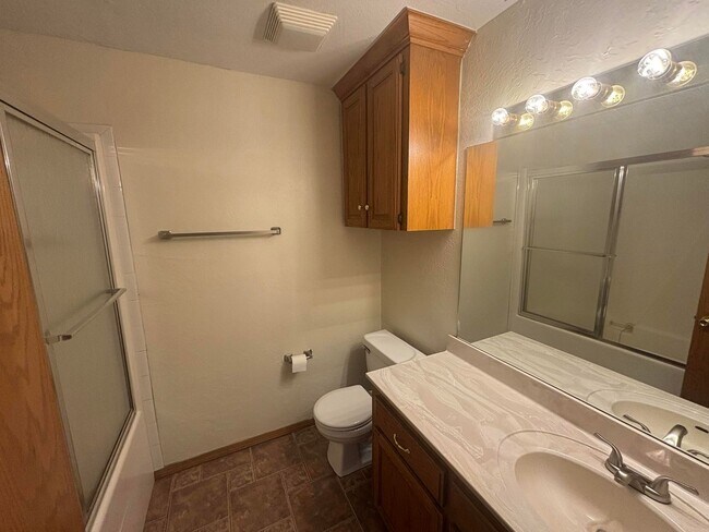 Building Photo - 522 E Rogers Dr