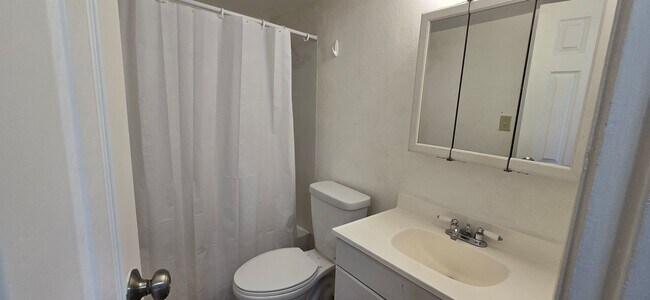 Building Photo - Top-floor 2-bedroom, 1-bath condo in Thornton with lots of natural light.