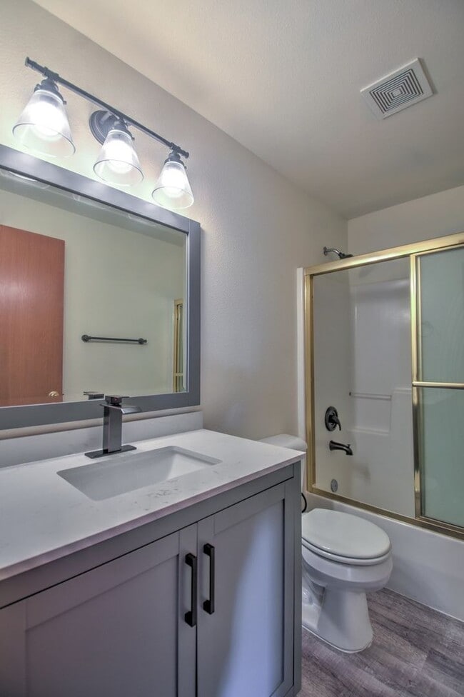 Building Photo - Fantastic 4 bedroom home in excellent loca...