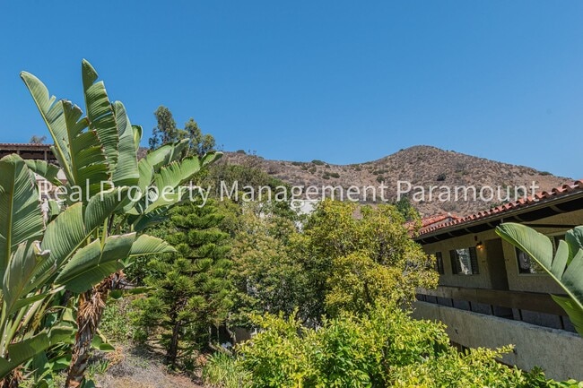 Building Photo - Don't miss out! 2 Bed 2 bath ready to go!