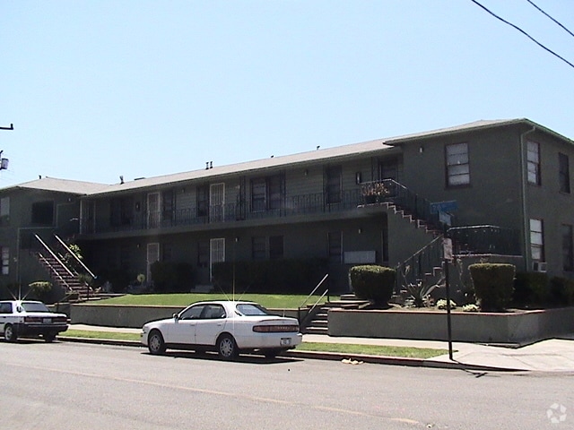 Building Photo - 450 W 20th St