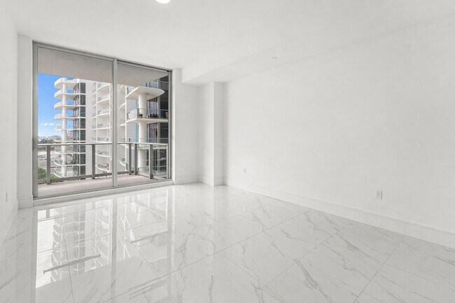 Building Photo - 220 Lake Shore Dr