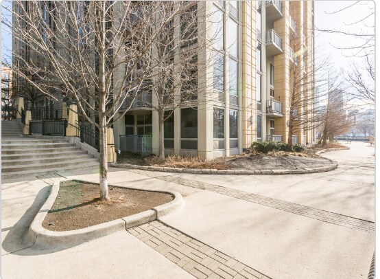 River Walk Access - 700 N Larrabee St