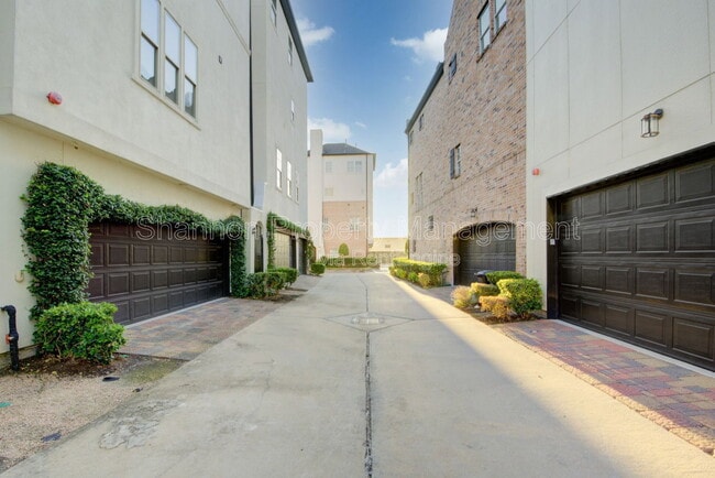 Building Photo - 9627 Fannin Station W